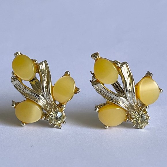 Vintage Yellow Thermoset Rhinestone Climber Clip On Earrings GoldTone 50s Lucite - Picture 5 of 10